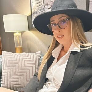 Meet your Posher, Vita